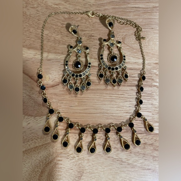 Black and gold earring and necklace set.le chateu - Picture 1 of 3